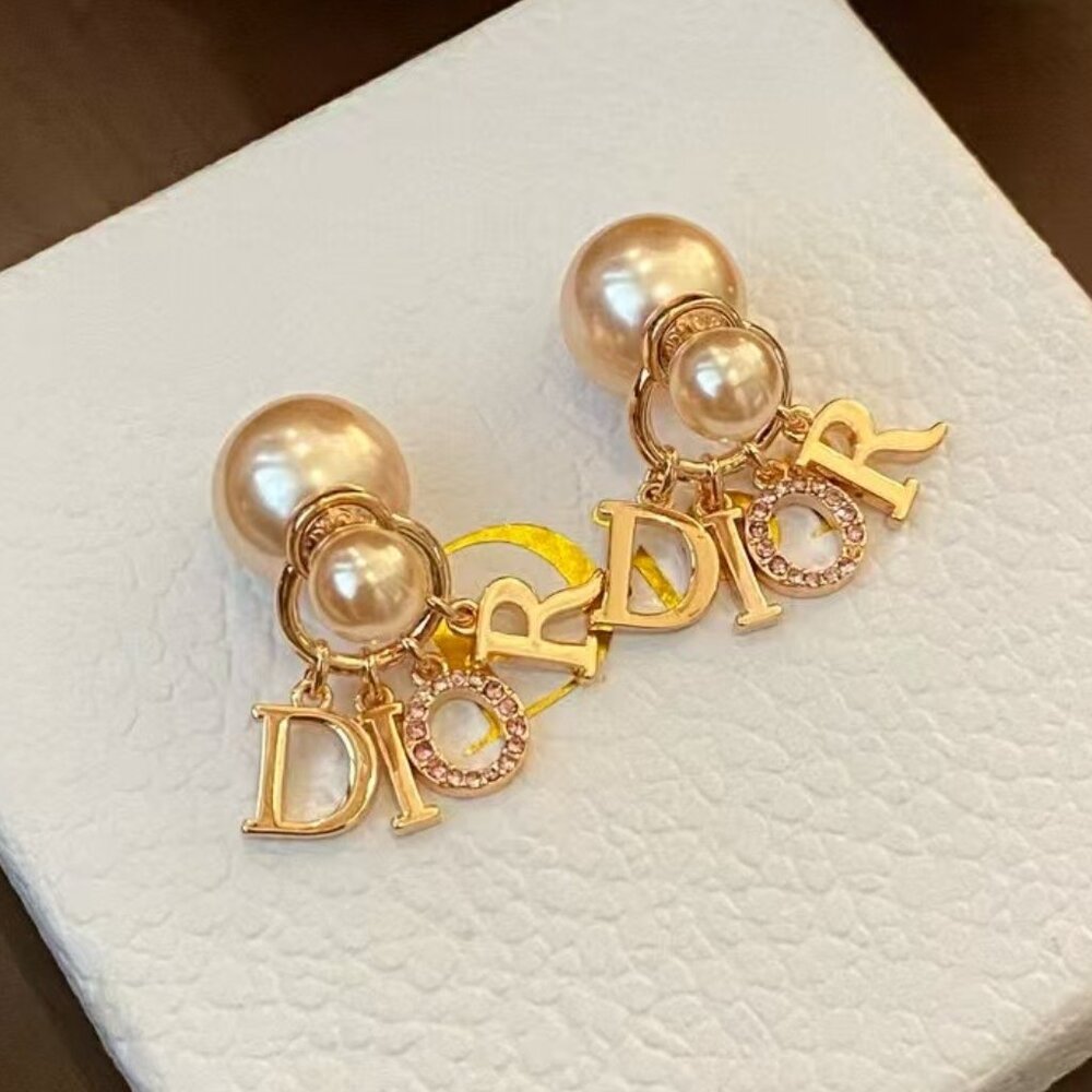 Dior letter earrings - Picture 4 of 5